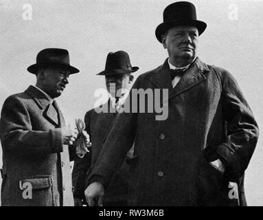 Winston Churchill inspiziert tschechoslowakische Streitkräfte in England. Präsident Benes der Tschechoslowakei auf der linken Seite des Bildes. August 1941 Stockfoto