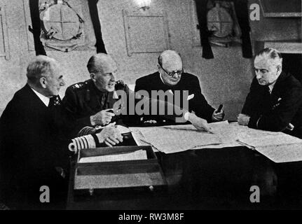 Churchill an Bord von HMS Prince of Wales mit (von links) 1st Sea Lord Admiral Pound, C.I.G.S.Gen. Dill, Churchill, Air Marshall Freeman. WW2. August 1941 Stockfoto