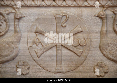 Italien. Ravenna. Basilika Sant Apollinare in Classe. Detailsarkophag. Monogramm. Stockfoto