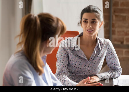 Indische Geschäftsfrau sprechen Consulting bei Business Office Konferenz Stockfoto