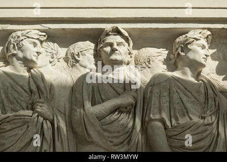 Rom. Italien. Ara Pacis Augustae, 13-9 v. Chr., Museum Ara Pacis. Abschnitt der Prozessionsweg Fries auf der Nordwand mit der Darstellung der septemviri und weißmetall Auto Stockfoto