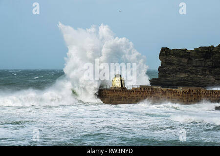 Sturm Freya das Zerschlagen der Cornish Coast mit riesigen Wellen über die historischen Monkey Hütte auf dem Pier in Portreath in Cornwall zu brechen. Stockfoto