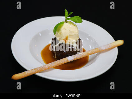 Sticky Toffee Pudding mit Vanilleeis und Karamellsauce Stockfoto