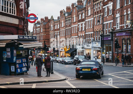 London, Großbritannien - 2. März 2019: Menschen, die von der U-Bahnstation Hampstead, London, Einzelhandel auf dem Hintergrund. Hampstead ist einer wohlhabenden Wohngegend Stockfoto