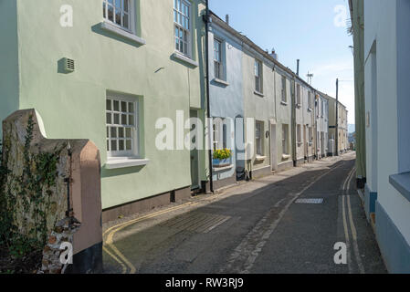 Appledore, North Devon, England, UK. Februar 2019. Sehr schmale Straße von terrassierten Häuser in dieser beliebten Badeort Devonshire Stadt im Winter Stockfoto