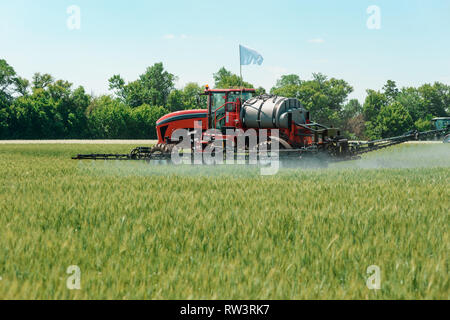 Selbstfahrende Feldspritze Anwendung von Pestiziden Stockfoto