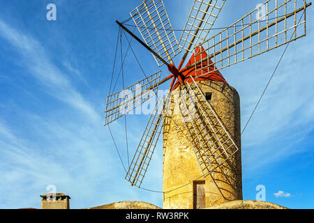 Algadia, Mallorca, Spanien, 17. Dezember 2018 Eine alte Windmühle in der Stadt Stockfoto