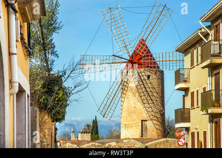 Algadia, Mallorca, Spanien, 17. Dezember 2018 Eine alte Windmühle in der Stadt Stockfoto