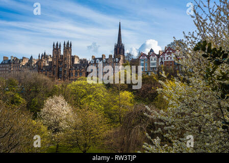 Die Royal Mile in Edinburgh mit der Princes Street Gardens im Vordergrund. Stockfoto