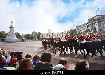Die Wachen der Buckingham Palace während des traditionellen Wachwechsel Zeremonie London Vereinigtes Königreich Stockfoto