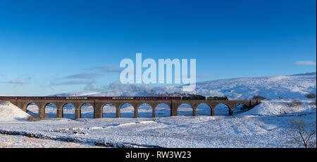 Dampflokomotiven mit Doppelköpfen, 61306 Mayflower und 35018 British India Line auf der Settle Carlisle Railway in Garsdale Head im Winter. North Yorkshire Stockfoto