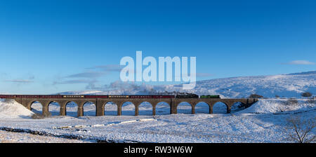 Dampflokomotiven mit Doppelköpfen, 61306 Mayflower und 35018 British India Line auf der Settle Carlisle Railway in Garsdale Head im Winter. North Yorkshire Stockfoto