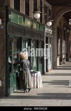 Bestellung von Kaffee durch ein Fenster in ein Cafe/Bar in Segovia, Spanien Stockfoto