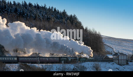 Dampflokomotiven mit Doppelköpfen, 61306 Mayflower und 35018 British India Line auf der Settle Carlisle Railway in Garsdale Head im Winter. North Yorkshire Stockfoto