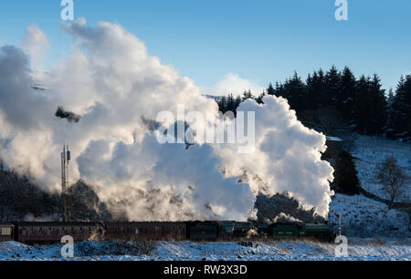 Dampflokomotiven mit Doppelköpfen, 61306 Mayflower und 35018 British India Line auf der Settle Carlisle Railway in Garsdale Head im Winter. North Yorkshire Stockfoto