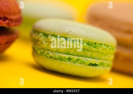 Close up grüner Tee Aroma Makronen auf gelben Hintergrund. Stockfoto