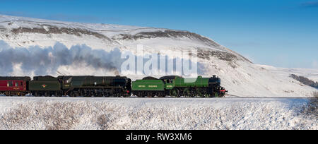 Dampflokomotiven mit Doppelköpfen, 61306 Mayflower und 35018 British India Line auf der Settle Carlisle Railway in Garsdale Head im Winter. North Yorkshire Stockfoto