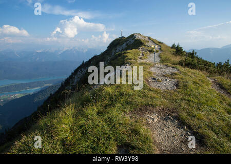 Gipfelkreuz am Heimgarten Berg in Bayern, Deutschland im Sommer. Stockfoto