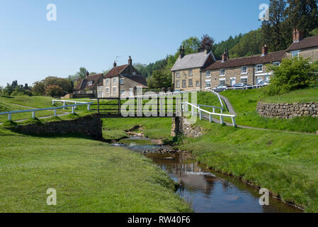 Das schöne Dorf Hutton-le-Hole in Ryedale, North Yorkshire, England. Stockfoto