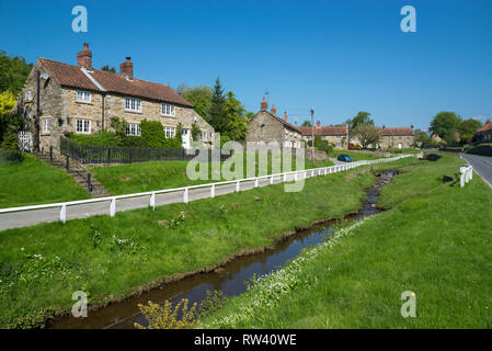 Das schöne Dorf Hutton-le-Hole in Ryedale, North Yorkshire, England. Stockfoto