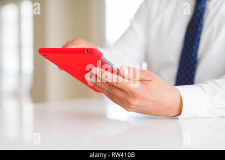 Nahaufnahme des mittleren Alters mit Tablet Mann Stockfoto