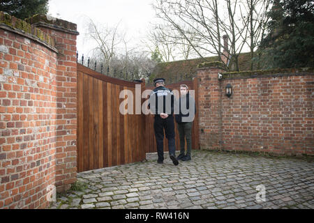 Der Polizei in North End, Dunmow, Essex, außerhalb des Hauses von Keith Flint, der Sänger von The Prodigy, der im Alter von 49 Jahren gestorben. Stockfoto