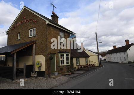 Das Leder Flasche Pub im Essex Dorf Pleshey kaufte im Jahre 2014 von Keith Flint, der Sänger von The Prodigy, der im Alter von 49 Jahren gestorben. Stockfoto