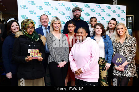 Tom Davies und Sir Kevin Barron vorhanden Haringey Studiengebühren Zentrum mit dem ICAP Nächstenliebe Tag Preis während der fünften jährlichen in Film Awards, im Odeon Luxe in Leicester Square, London statt. Stockfoto