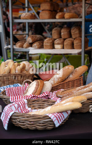 Eine Auswahl an frisch gebackenes Brot auf einem Bauernmarkt Bäckerei in Edinburgh, Schottland, Abschaltdruck Stockfoto