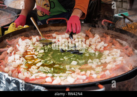 Frische Muscheln zu Paella zubereitet wurde auf einem Straßenmarkt in Edinburgh, Schottland stall hinzugefügt Stockfoto