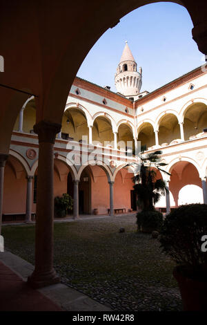 Der Innenhof mit dem charakteristischen Turm. Rivalta schloss, Emilia Romagna, Italien. Stockfoto