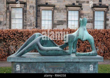Ein semi-abstrakten modernen Kunst Skulptur der menschlichen Form außerhalb der Scottish National Gallery of Modern Art (Moderne) in Edinburgh, Schottland Stockfoto