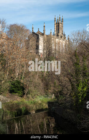 Die Rhema Christliches Zentrum Kirche gesehen zwischen den Bäumen von Dean Dorf an einem sonnigen Tag in Edinburgh, Schottland Stockfoto