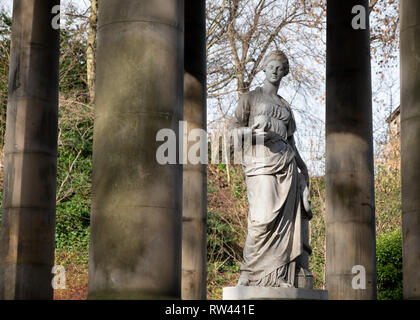 St Bernard und Skulptur von steinernen Säulen neben dem Wasser des Leith Fluss in Edinburgh, Schottland umgeben Stockfoto