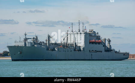 Die amerikanische gebaut und betrieben naval Supply ship USNS Robert E Peary (T-AKE-5) Abflug Portsmouth, Großbritannien am 10. April 2017. Stockfoto