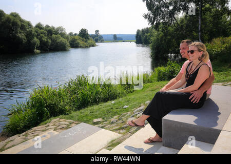 Essen, Nordrhein-Westfalen, Ruhrgebiet, Deutschland, Ruhr im Bezirk von Steele, ein junges Ehepaar sitzt am Ufer der Ruhr, auf der o fotografiert. Stockfoto