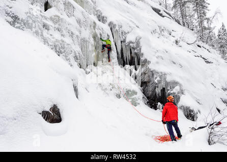 Eiskletterer auf dem Mammut fallen oder in Mammuttiputous Kurouoma Canyon, Finnland Stockfoto