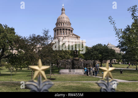 Texas State Capitol in der Innenstadt von Austin, USA. Blick vom Gelände, wo die Texas Afrikanische Amerikanische Geschichte Gedenkstätte befindet. Stockfoto