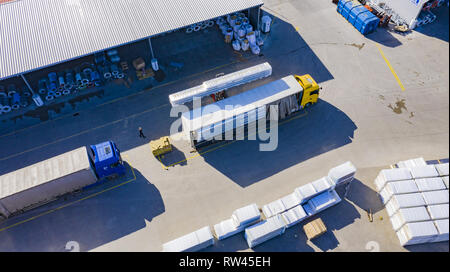 Gabelstapler ist die Fracht vom Lager zum Lkw im Freien. Antenne. top View Stockfoto
