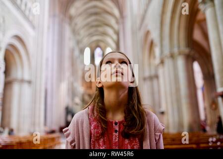 Schöne junge Mädchen verloren in Gedanken in der normannischen Kirche Frankreich Stockfoto