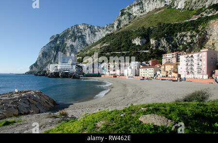 Catalan Bay mit Strand und Dorf in Gibraltar Stockfoto