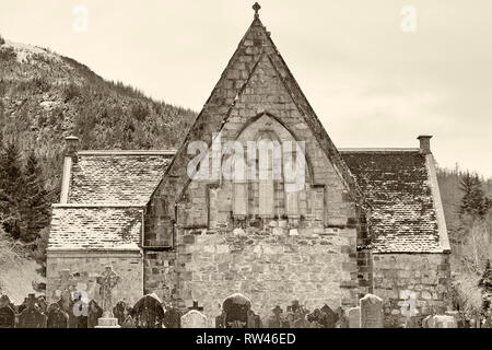 ST John's Episcopal Church und Grabsteine in Ballachulish, Highlands, Schottland, Großbritannien am Wintertag im Februar - sepia toned Effekt Stockfoto