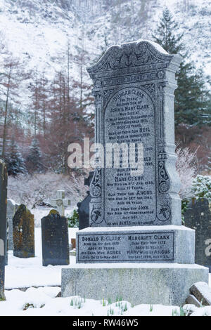 Clark Familiengrabstein auf dem Kirchhof der St John's Episcopal Church, Ballachulish, Highlands, Schottland am Wintertag im Februar Stockfoto