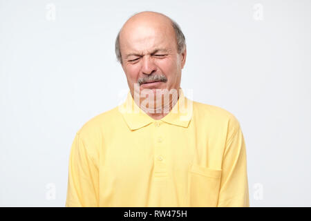 Crazy senior kahlen Hispanic Mann weint, die schlechten Nachrichten. Negative facial Emotion Stockfoto