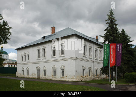 Gebäude der ehemaligen der Metropolitan Kammern in Jaroslawl, Russland, heute die permanente Ausstellung des Jaroslawl Art Museum widmet sich Symbole der Jaroslawl Symbol Malschule. Stockfoto