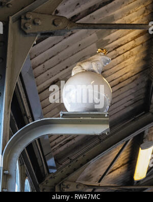 Berlin Kreuzberg. Frosch mit Krone & Ball. Kleine erhaltene Detail der ursprünglichen Station über dem nördlichen Plattform prinzenstraße U-Bahn Station. Stockfoto