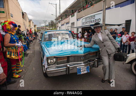 Donmatias, Antioquia. Kolumbien: Oldtimer Parade. Estadio Bicentenario. Stockfoto