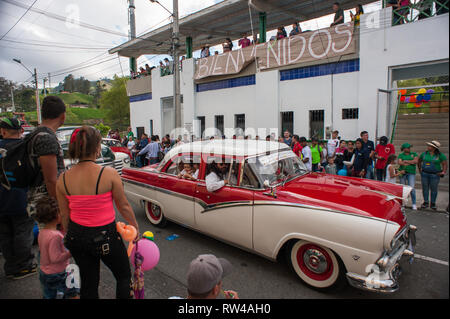 Donmatias, Antioquia. Kolumbien: Oldtimer Parade. Estadio Bicentenario. Stockfoto