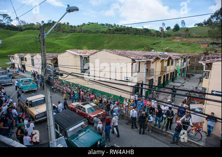 Donmatias, Antioquia. Kolumbien: Oldtimer Parade. Estadio Bicentenario. Stockfoto