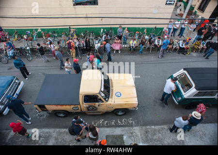 Donmatias, Antioquia. Kolumbien: Oldtimer Parade. Estadio Bicentenario. Stockfoto